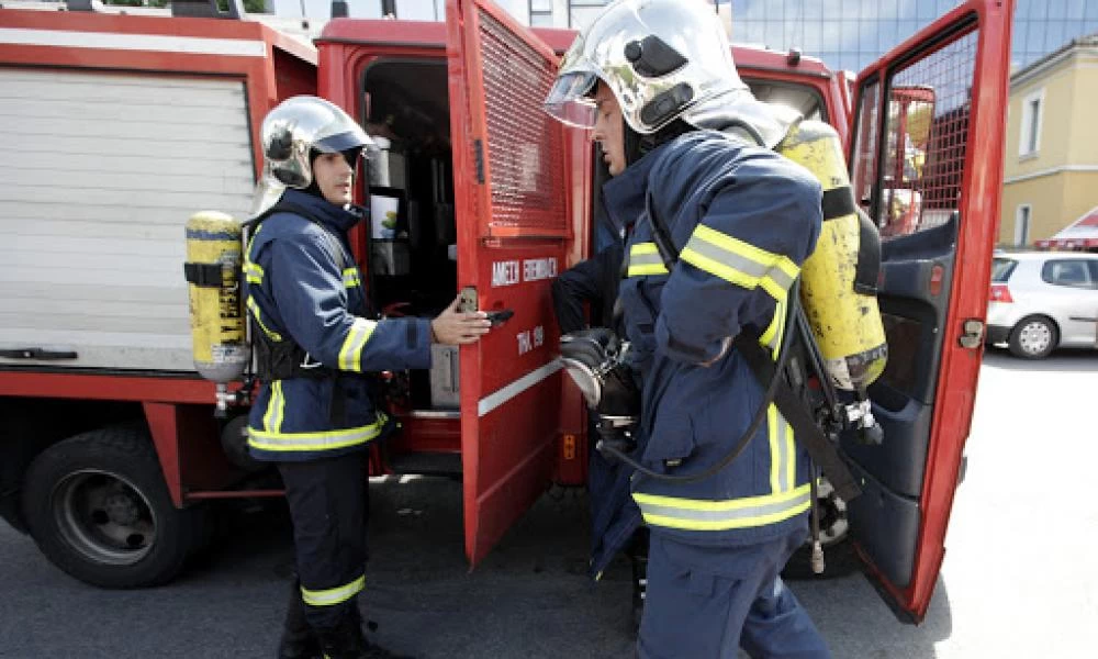 Μεταμόρφωση: Σε εξέλιξη πυρκαγιά σε αποθήκη-Στο σημείο ισχυρές πυροσβεστικές δυνάμεις